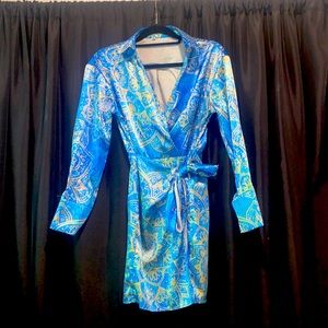 GORGEOUS printed wrap dress. Size Medium (4-6.) Has a zipper. Added a snap.